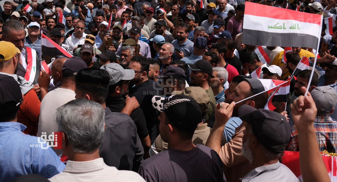 "سلم الرواتب" يعود إلى ساحة التحرير (صور)