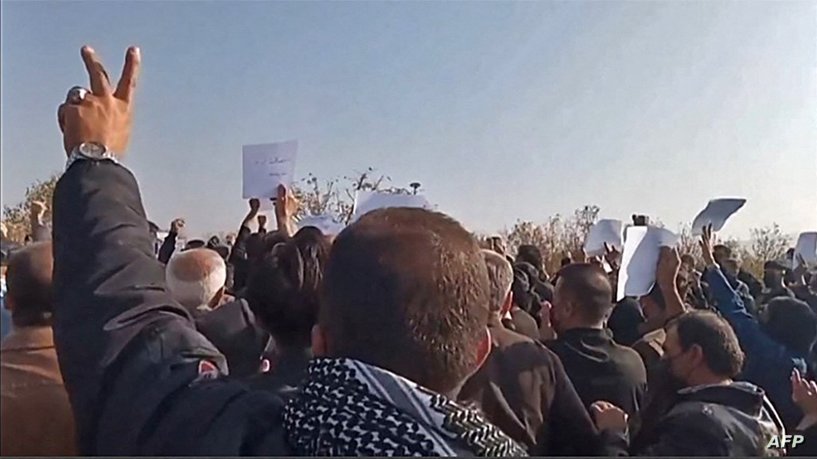 في منطقة كوردية.. قوات الأمن الإيرانية تهاجم بالرصاص تظاهرة تندد بوفاة شاب