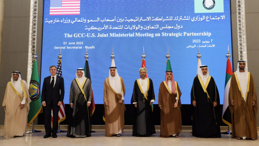 بعد اجتماع مع بن سلمان.. أمريكا تتعهد بمواجهة أي تهديد للمنشآت النفطية في الخليج