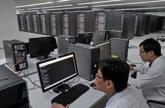 الصين تطور حاسوباً يفوق كمبيوترات العالم بـ180 مليون مرة
