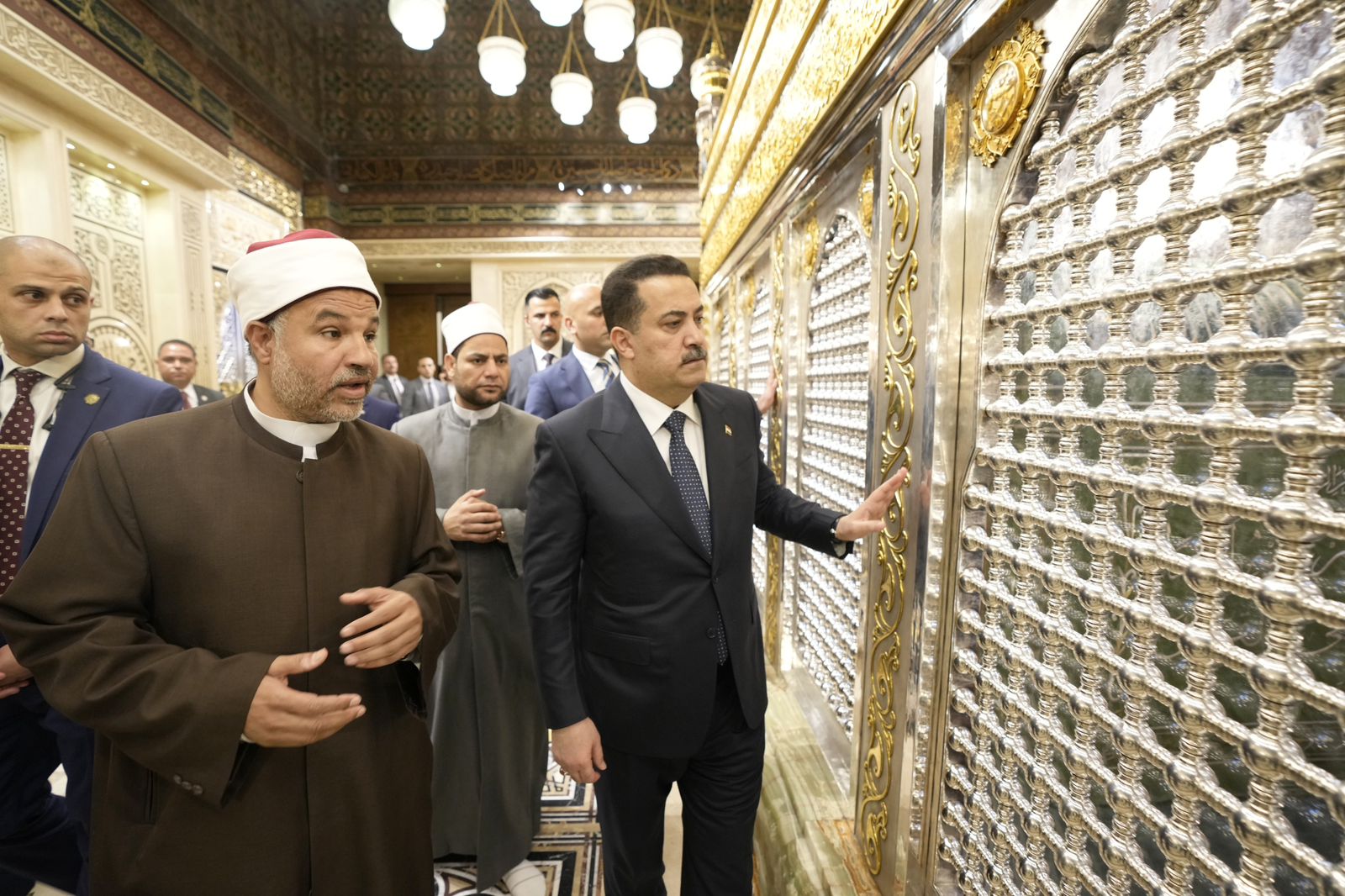 السوداني يزور "الإمام الحسين" في القاهرة