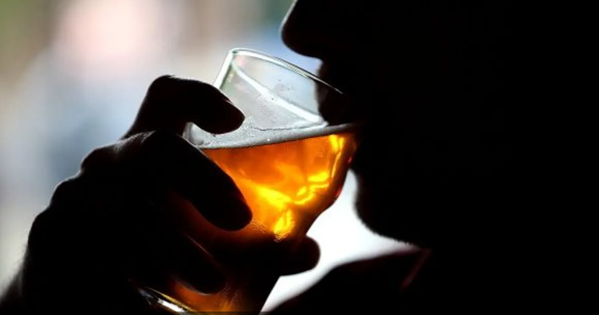 "الأمر مربك"..  شرب الكحول بشكل خفيف يقلل خطر أمراض القلب