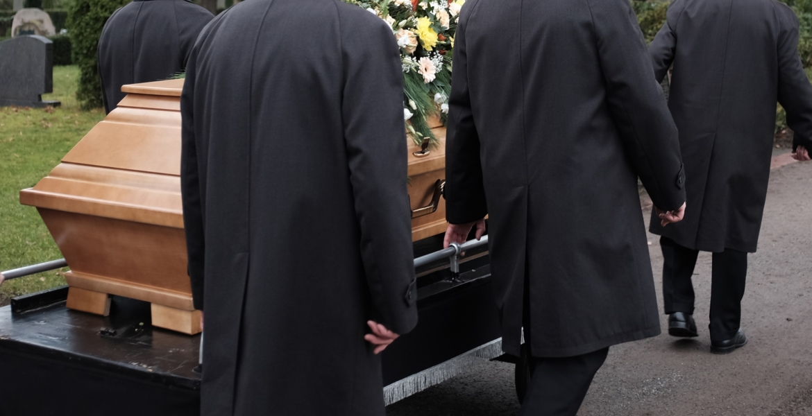 أهلاً بكم في جنازتي.. رجل يزيّف موته لكشف "حب" اقربائه: اردت تلقينهم درساً