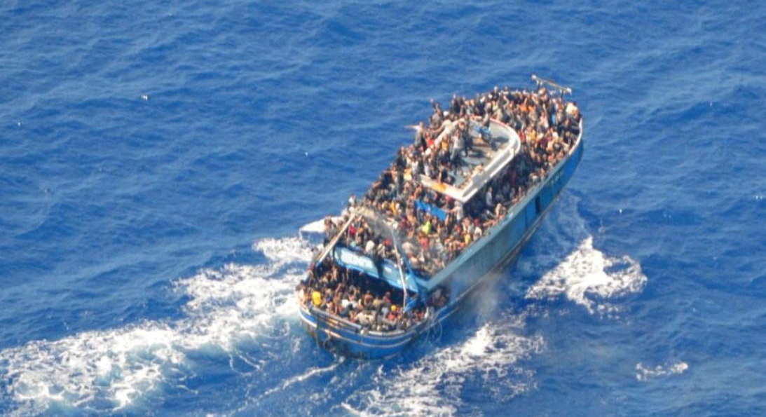 تشكيك بريطاني بالرواية اليونانية حول غرق قارب المهاجرين: خفر السواحل اكتفى بالمشاهدة