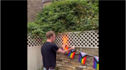 سياسي بريطاني يحرق علم المثلية ومطالبات باعتقاله.. فيديو