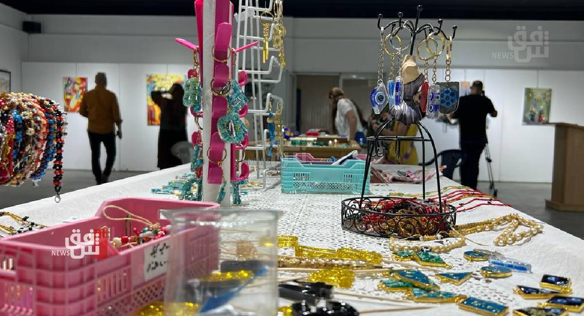 في اربيل.. معرض تشكيلي نسوي بأفكار مختلفة وألوان "ساخنة" (صور)