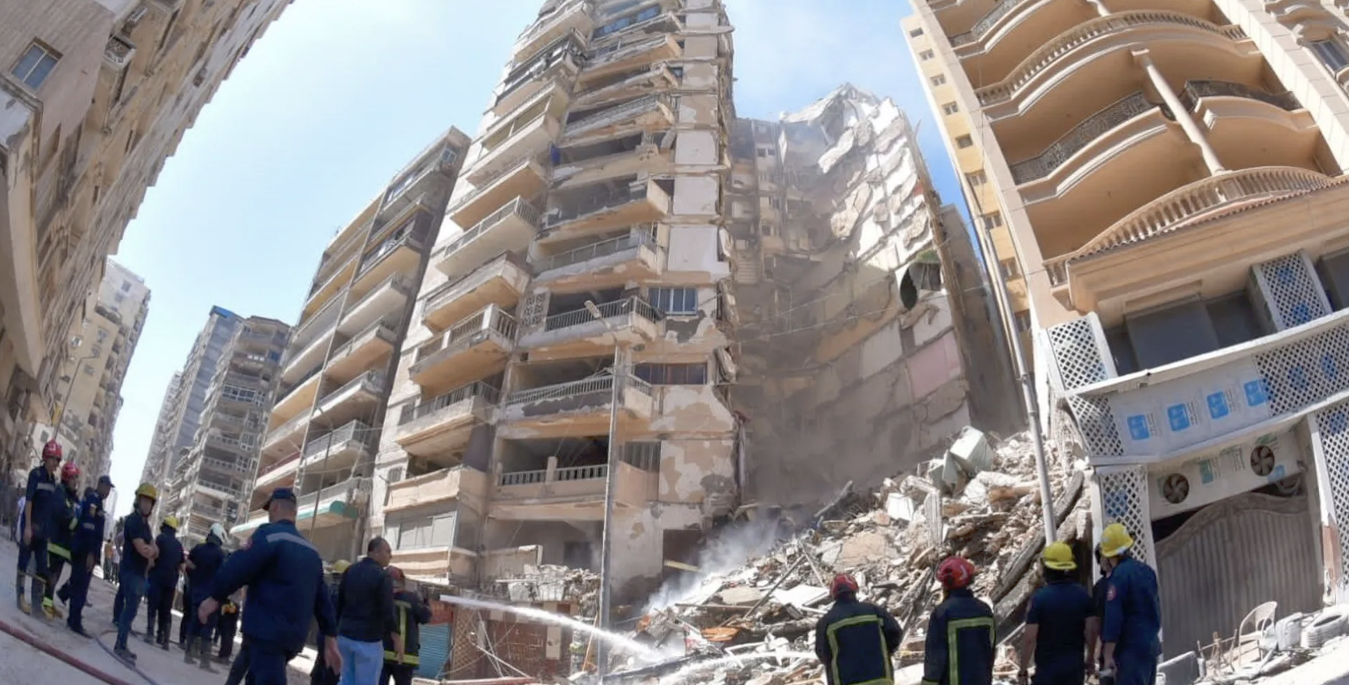 انهيار مبنى سكني في الإسكندرية وسكان تحت الأنقاض