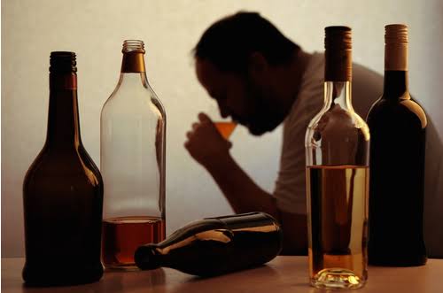 طبيب يحدد خطوات التخلص من إدمان الكحول