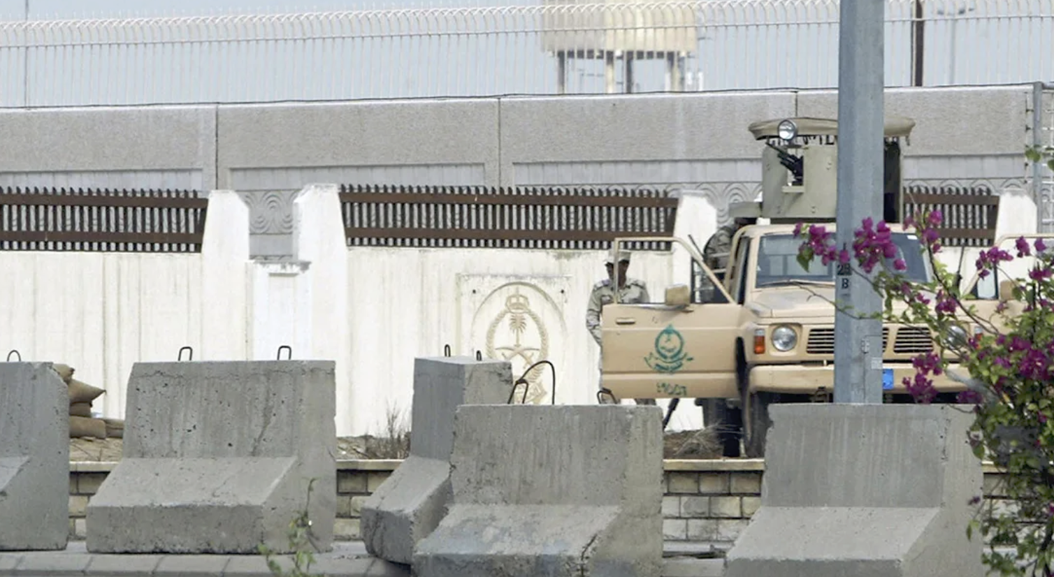مقتل مسلح في تبادل لإطلاق النار أمام القنصلية الأمريكية في جدة