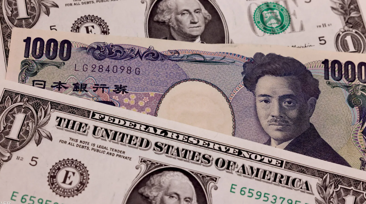 Dollar near 7-1/2-month high versus yen as central bankers reaffirm policy divergence