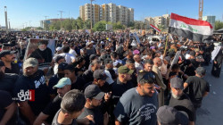 "وسط إجراءات أمنية مشددة".. توافد المئات من المتظاهرين قرب السفارة السويدية ببغداد (صور)