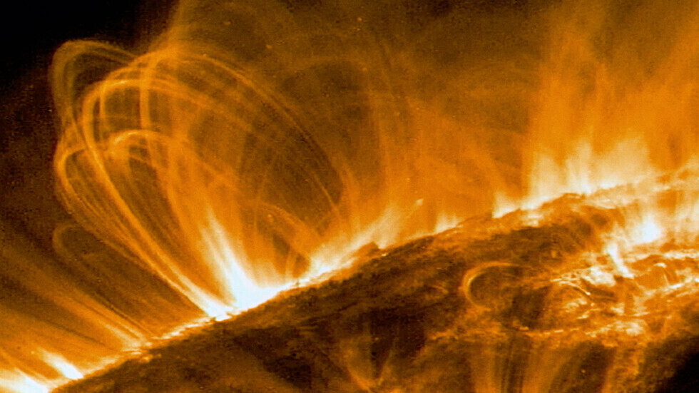 علماء الفلك يكتشفون "شهباً" تتساقط على هالة الشمس.. صور