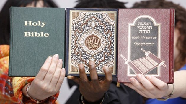 الشرطة السويدية تتلقى طلبات لحرق القرآن والأنجيل والتوراة