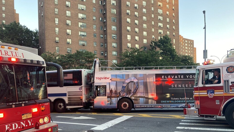 سائق حافلة "لم يحترم الإشارة الحمراء" يتسبب بحادث مروع في نيويورك (فيديو)