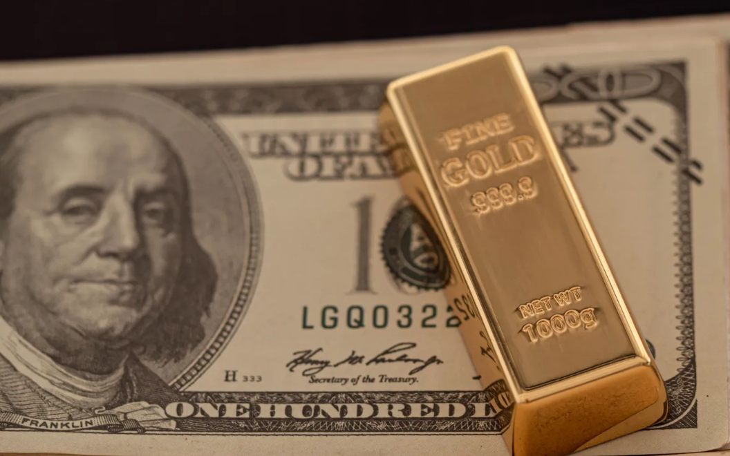 بريق الذهب يلمع والدولار يتراجع مع بيانات التضخم الأمريكية