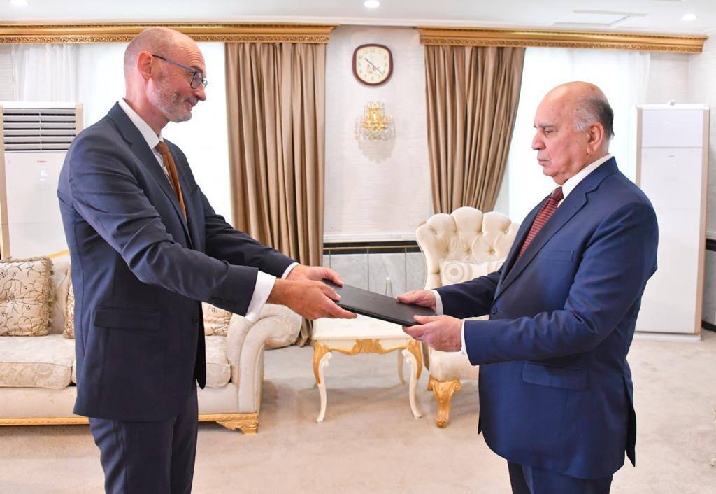 السفير البريطاني الجديد يباشر مهام عمله ويشيد بدور العراق في استتباب أمن الشرق الأوسط