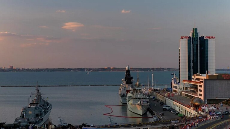 الدفاع الروسية: ابتداء من يوم غد سنعامل السفن المبحرة الى موانئ أوكرانيا عسكرياً