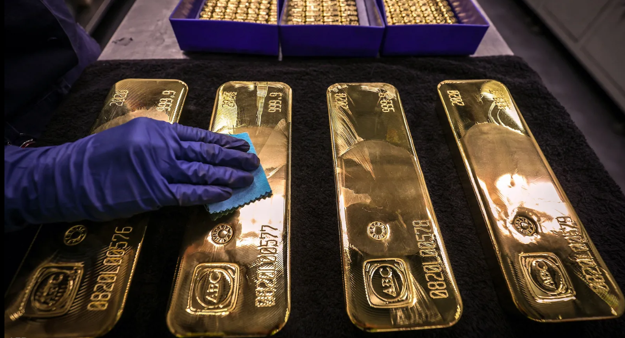 الذهب يستمر بالارتفاع مقترباً من أعلى مستوياته في شهر