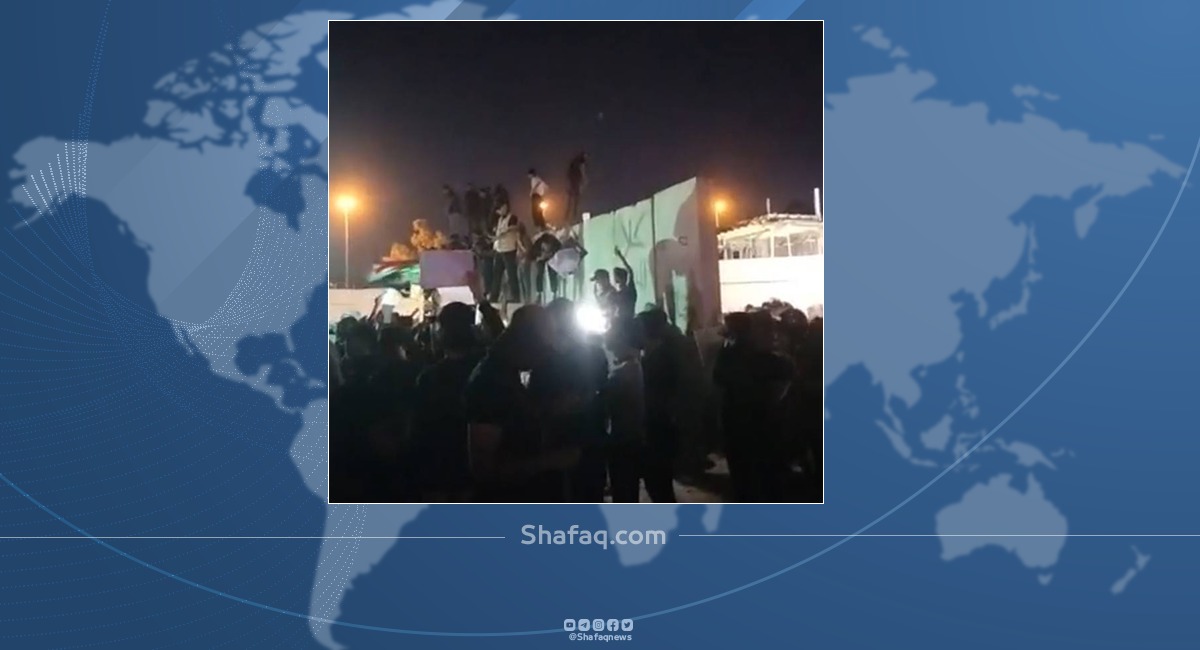 اعادة فتح الطرق المغلقة ببغداد بعد انسحاب المحتجين من السفارة السويدية