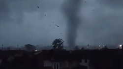 إعصار "مرعب" يضرب ميلانو الايطالية.. فيديو