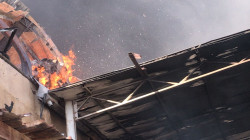 إخماد حريق كبير لمعملين مخالفين في بغداد (صور)
