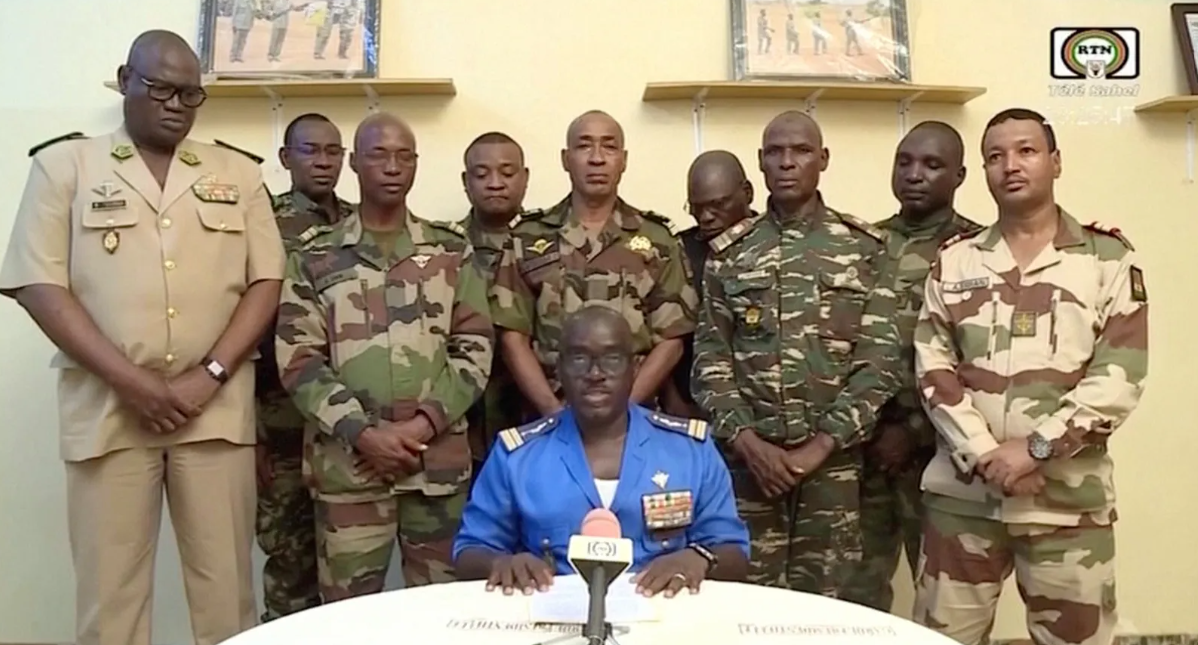 انقلاب عسكري يعزل الرئيس ويغلق الحدود في دولة أفريقية