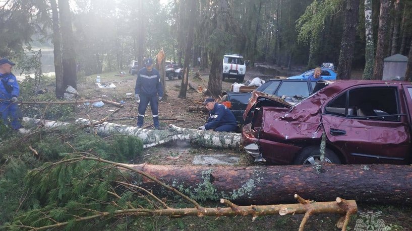 إعصار يضرب وسط روسيا: تسبب بسقوط قتلى واقتلع الأشجار وقطع الكهرباء