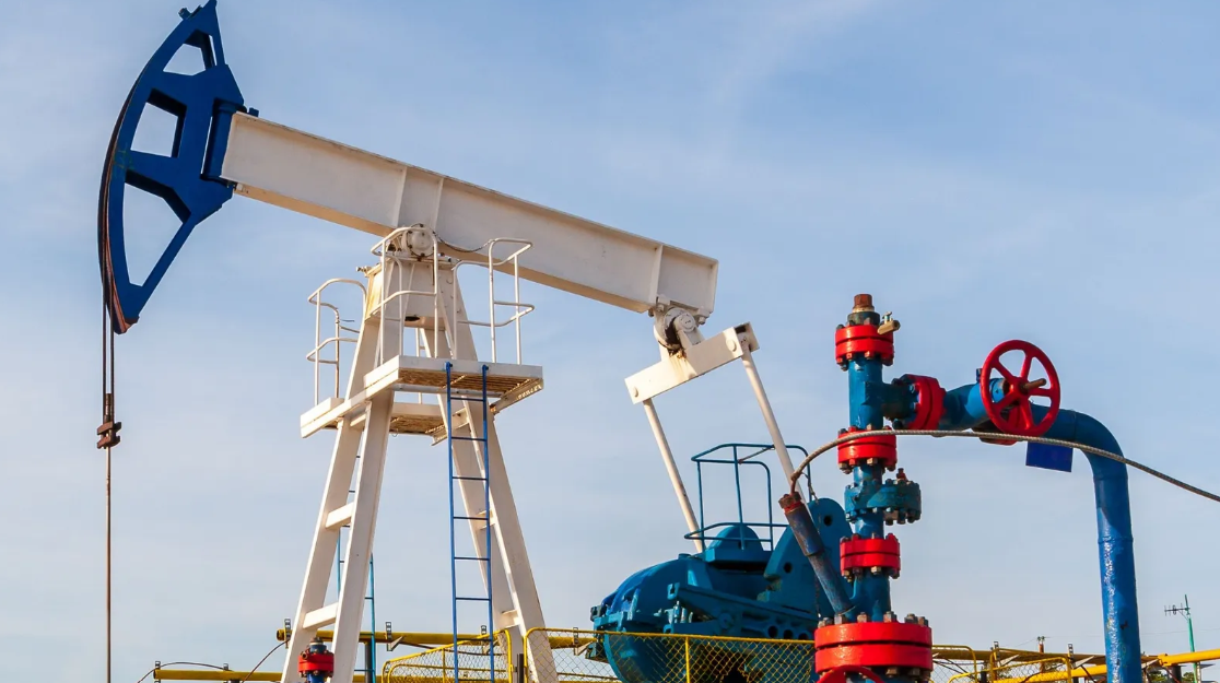Oil poised for 6th consecutive weekly increase