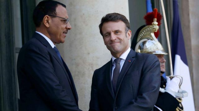 ماكرون يوبخ المخابرات الفرنسية لعدم توقعها انقلاب النيجر