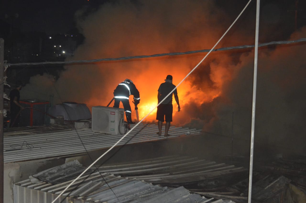 الدفاع المدني يخمد حريقاً بـ3 كرفانات سكنية وينقذ 60 أخرى ببغداد (صور)