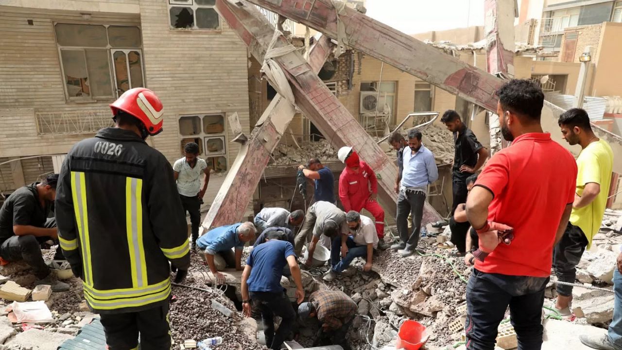 مصرع وإصابة 14 شخصاً بانهيار 5 مبانٍ في إيران
