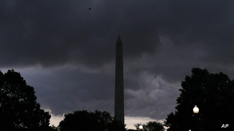 العواصف الرعدية تتسبب بإلغاء رحلات طيران وانقطاع للكهرباء في امريكا
