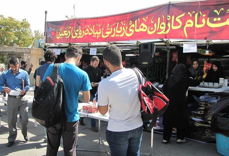 أكثر من 300 موكب حُسيني إيراني ينتشر في الحدود العراقية لتقديم الخدمات للزائرين