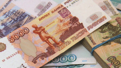 الروبل الروسي ينخفض لأكثر من 100 مقابل الدولار