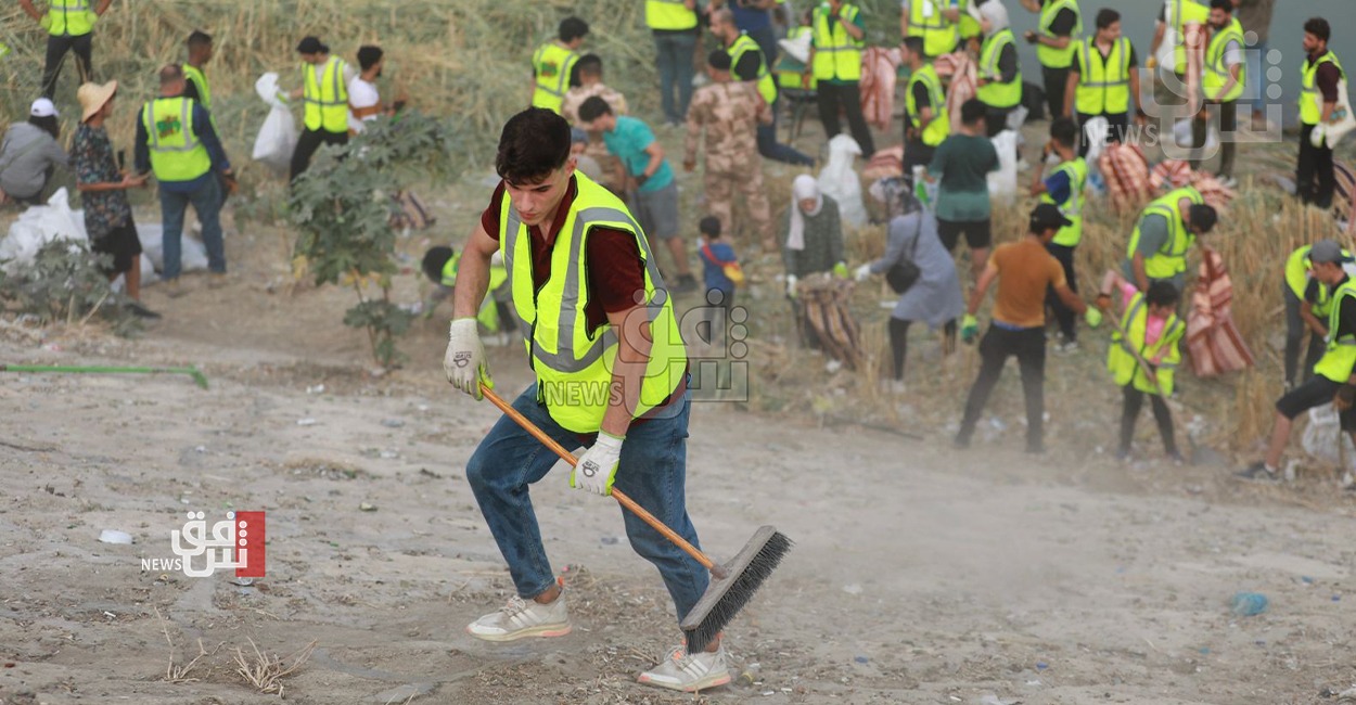 "سفراء التنظيف".. 100 شاب وفتاة ينظفون ضفاف دجلة في بغداد (صور)