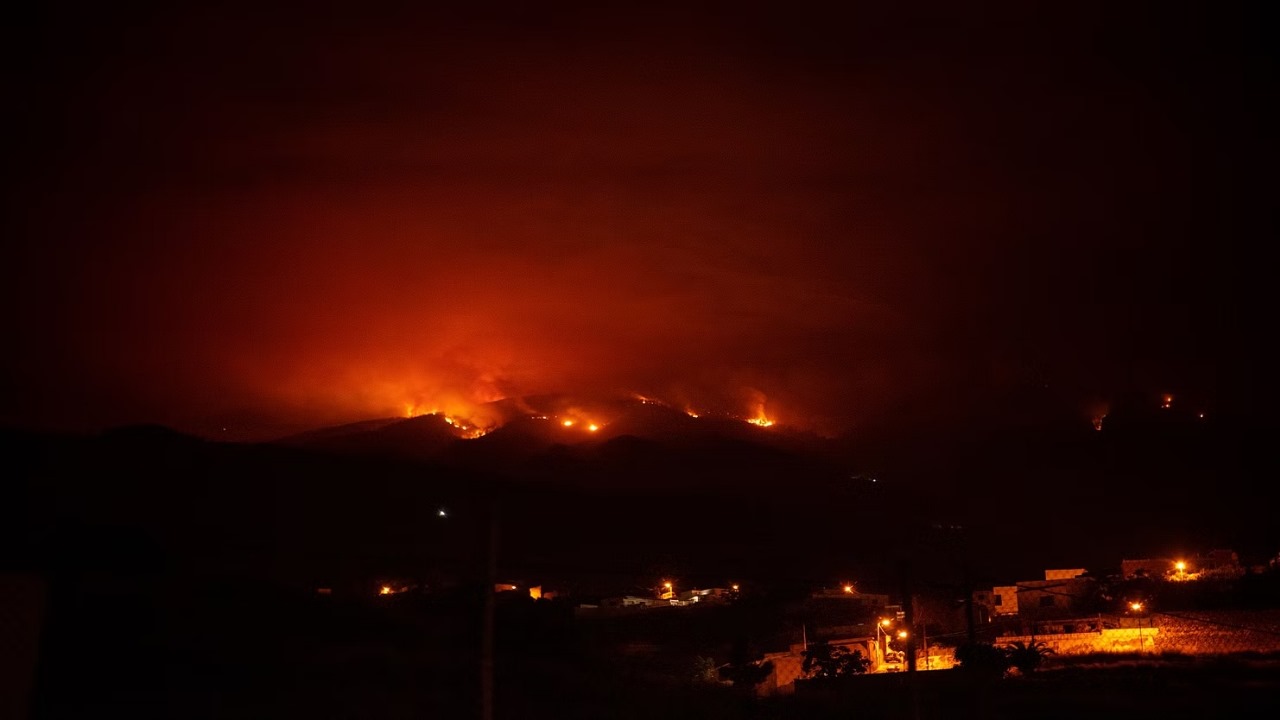 إجلاء آلاف السكان في جزيرة إسبانية حاصرتها النيران