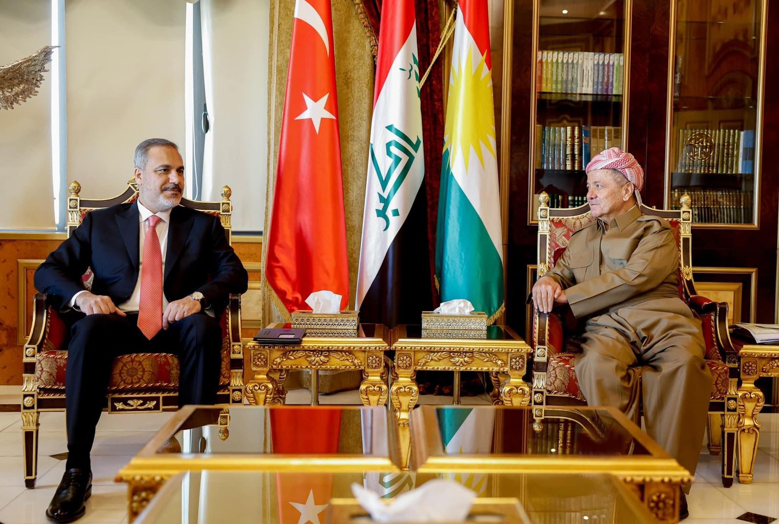 بارزاني ووزير الخارجية التركي يبحثان الأوضاع السياسية في العراق والمنطقة
