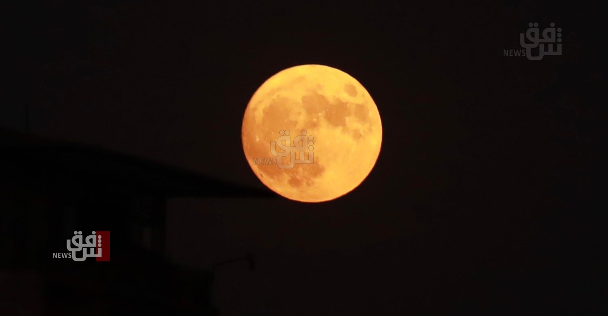 "القمر العملاق" يشدّ أنظار البغداديين نحو السماء (صور)