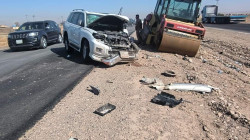 "طريق الموت" في العراق يحصد أرواح 13 شخصا وإصابة 10 آخرين بحادث سير مأساوي (صور)