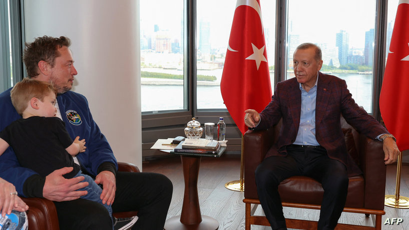 اردوغان يسأل ماسك عن زوجته والأخير يرد: اعتني بطفلي (فيديو)