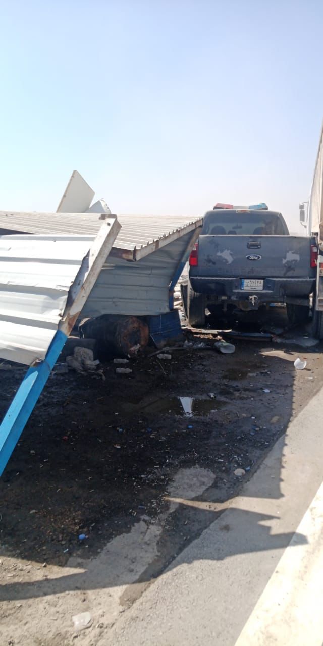 مصرع واصابة 4 عناصر أمن بحادث دهس جراء اقتحام شاحنة كبيرة لنقطة تفتيش قرب بغداد (صور)