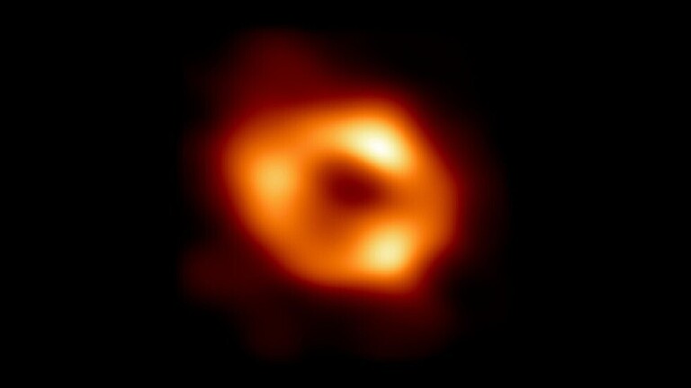 علماء الفلك يثبتون نظرية أنشتاين بشأن "الثقب الأسود"
