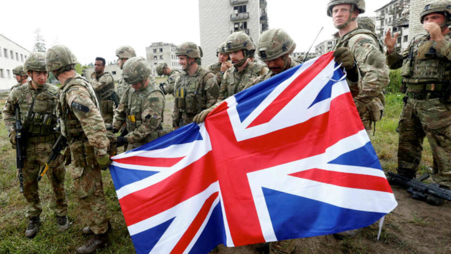 سيناتورة أمريكية تحذر: بريطانيا ستشعل حرباً عالمية ثالثة