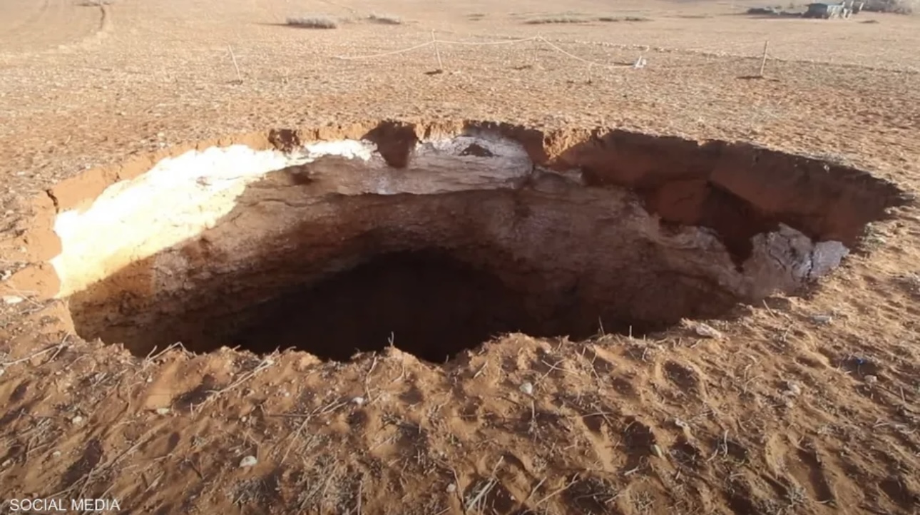 بعمق 60 متراً.. "حفرة" تثير الرعب في المغرب