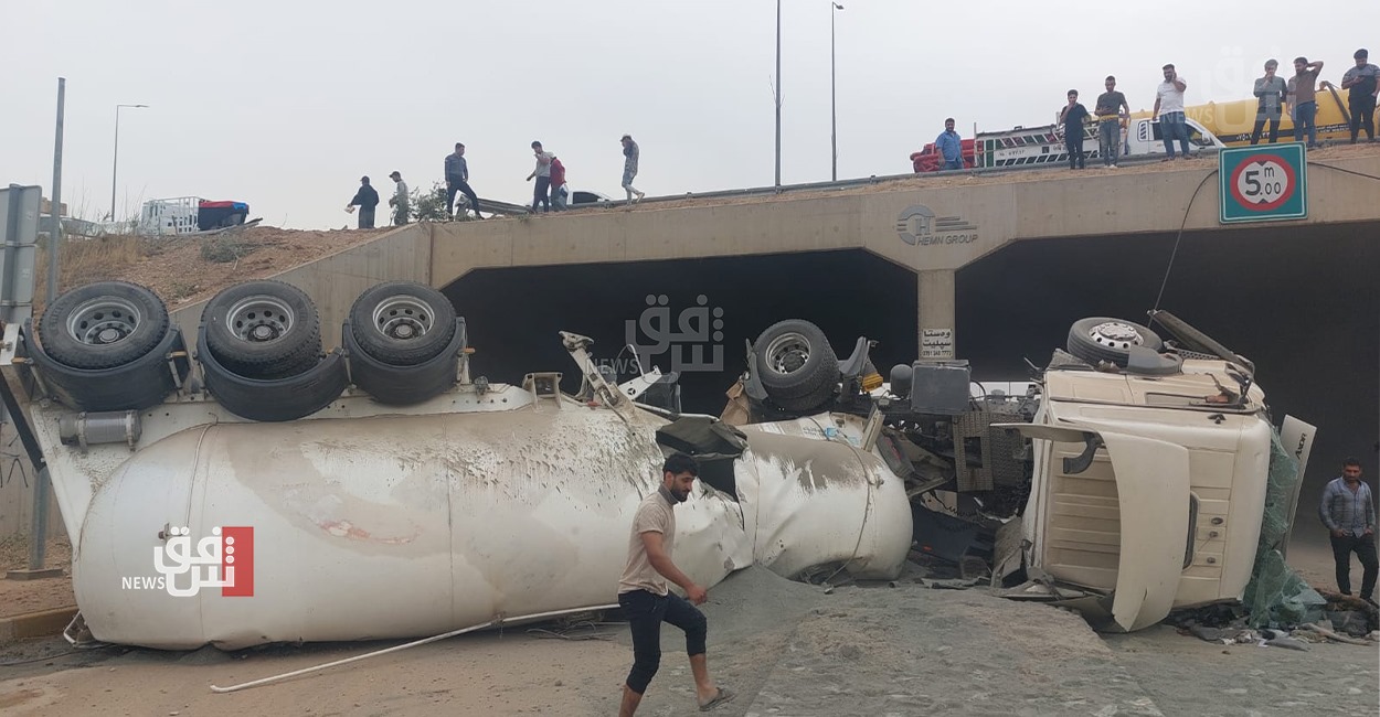سقوط صهريج كبير من اعلى جسر في اربيل.. صور