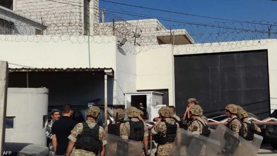 لبنان.. 3 قتلى وعشرات المصابين بحريق اندلع في سجن زحلة جراء عمليات احتجاج