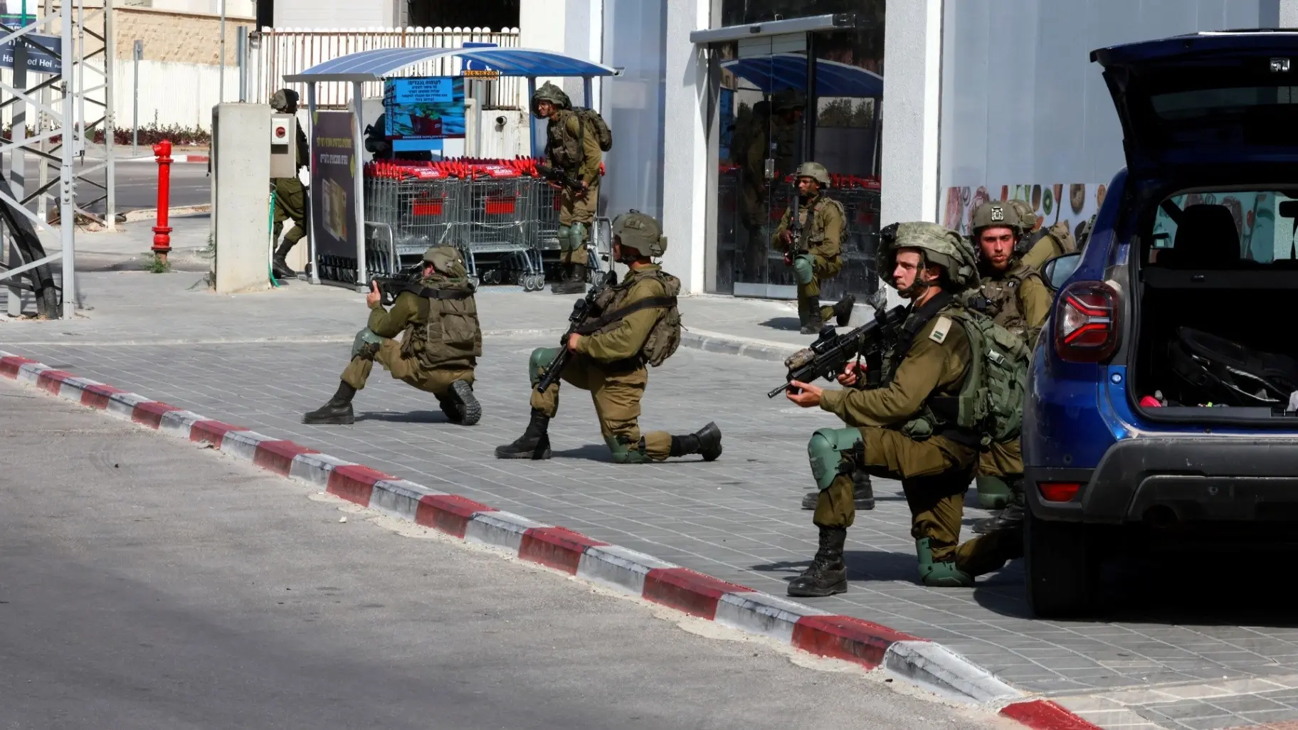 إسرائيل تحرر رهائن وتعلن قتل ما لا يقل عن 10 مسلحين فلسطينيين