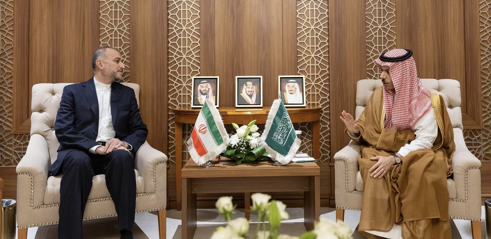 وزيرا الخارجية السعودي والإيراني يبحثان التصعيد العسكري في غزة