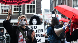 عاملات جنس يتظاهرن احتجاجاً على مخطط نقل "المنطقة الحمراء"