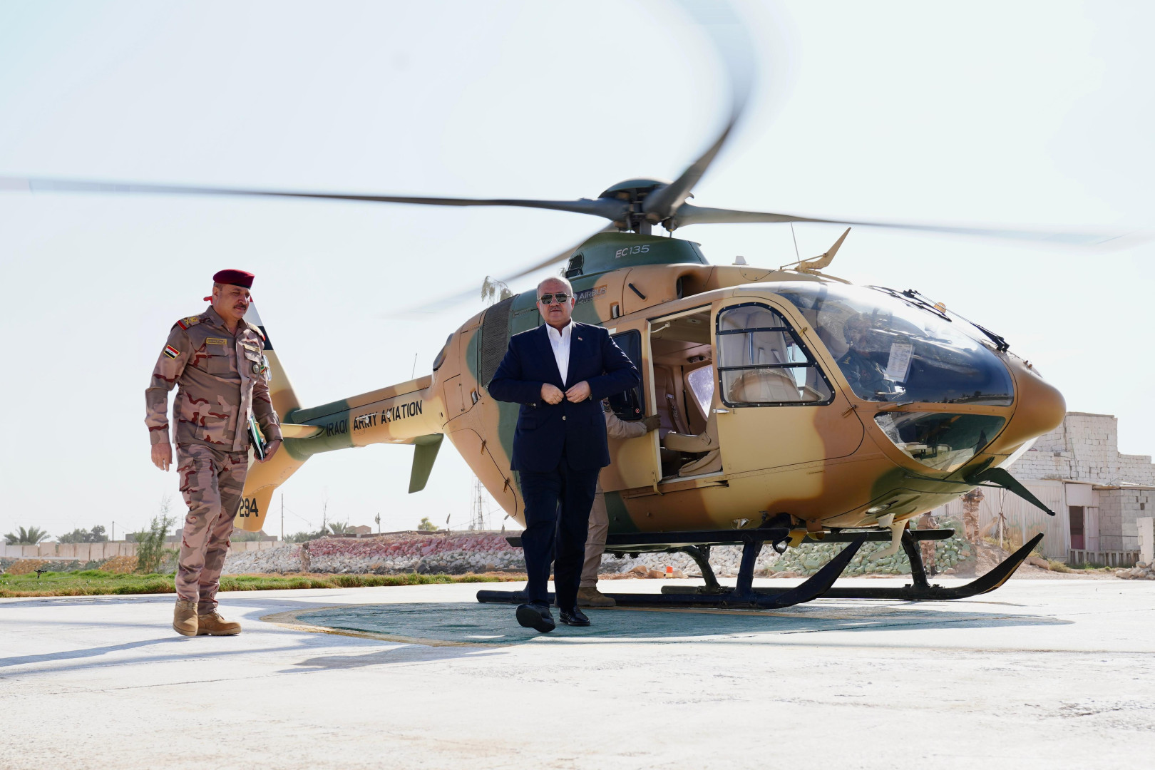 بزيارة مفاجئة .. وزير الدفاع العراقي يصل إلى قاعدة عين الأسد الجوية